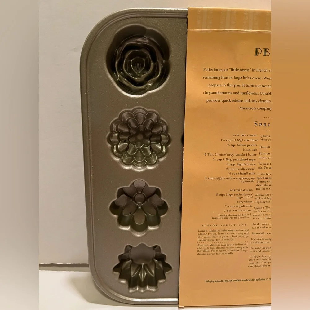 NWT WILLIAMS-SONOMA FOUR FLOWERS PETITS FOURS PAN.
